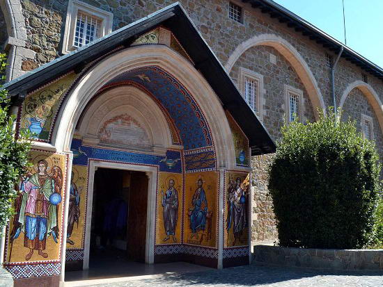 Троодос, Кипр. Монастырь Киккос - каменный соборный храм