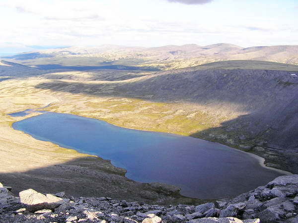 Озеро в Хибинах. Вид с перевала во время похода по Кольскому