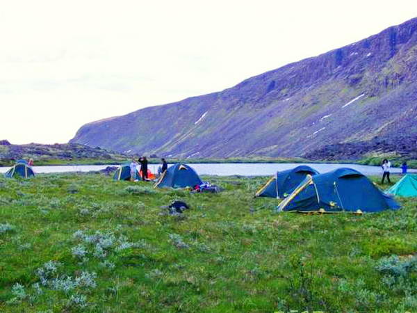 Палаточный лагерь на берегу одного из озер. Трекинг на Кольском.