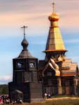 Кольский, Терский берег. Церковь с блестящим на солнце крестом в Варзуге 