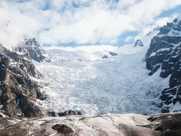Поход к вершине Лайлы. Вид на ледопад Адиши. Кавказ