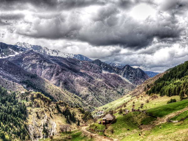 Грузия, горные пейзажи Кавказа, игра света и тени.