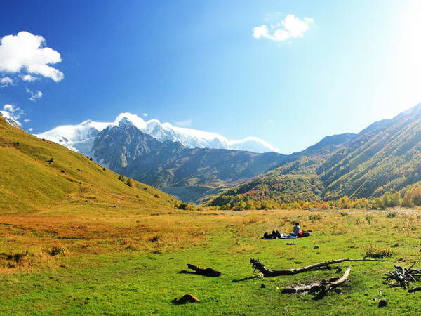 Долина Ингури. На маршруте трекинга в горах Кавказа, в Грузии.