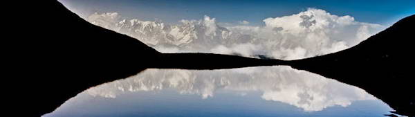 Панорама горного озера в Сванетии, участка пешего похода по Кавказу.