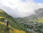 Путь к Партизанской поляне. Походная группа на горной тропе в районе Фишта, Кавказ