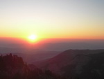 Закат над хребтами гор Кавказа, после дня пешего похода на Тхач