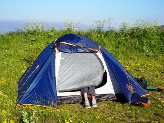 Дневка, отдых в палатке, на природе в один из дней похода на гору Тхач