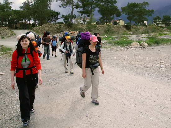 Туристы во время похода по Ликийской тропе. Детали снаряжения и одежды.