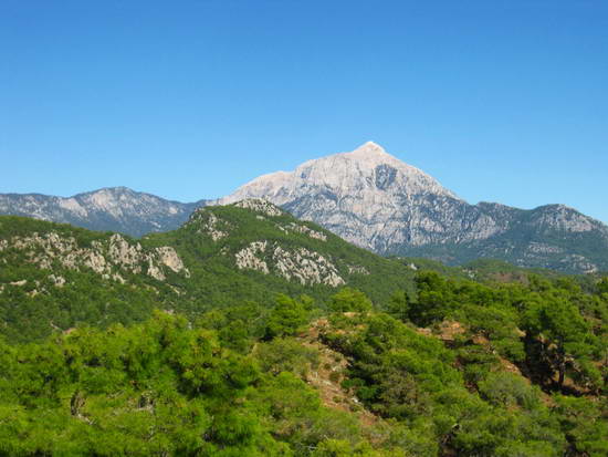 Горы Турции, в пешем походе. Впереди гора Олимп, на маршруте Ликийской тропы.