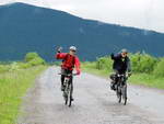 Велосипедисты в пути на фоне природы Карпат. Велопоход выходного дня к скалам Довбуша в Карпатах