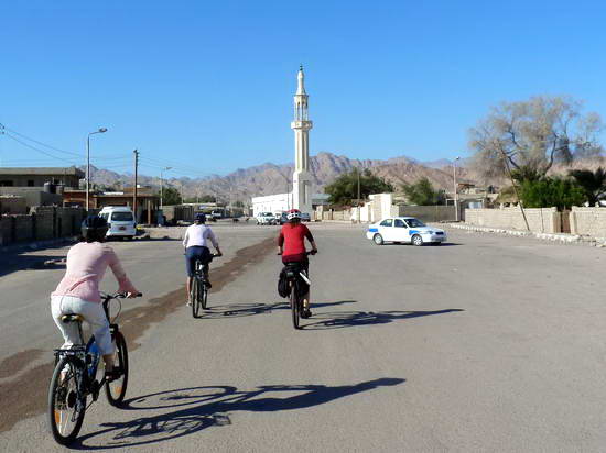 Египет зимой. Экскурсия на велосипедах по Дахабу в начале велотура в Египте.