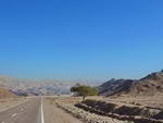 Пустынный пейзаж, дорога. Велопоход на Синайском полуострове, в Египте.