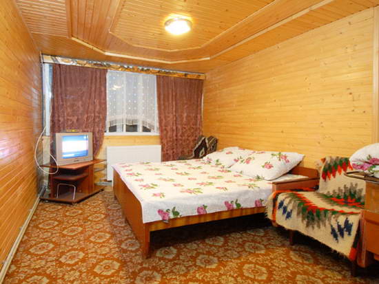 Комната коттеджа в Микуличине, двуспальная кровать.