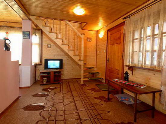 Гостиная коттеджа, первый этаж, телевизор.