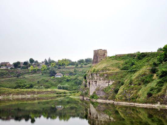 Руины замка 15 в. возле села Жванец. В рамках велотура выходного дня.