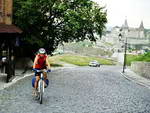 Велосипедист во время экскурсии по Каменцу-Подольскому в ходе велотура выходного дня. 