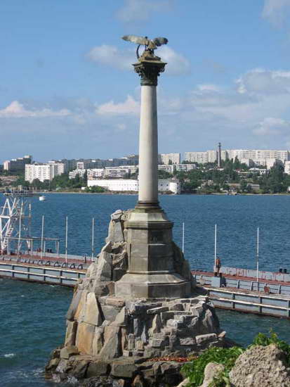 Крым - зимний тур. Пешеходная экскурсия по Севастополю, памятник затонувшим кораблям.