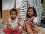 Фото природы. Брат и сестра. Горная деревня. Дети Непала.