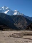 Фото природы. Пешком по огромному руслу горной реки. Трекинг в Гималаях, Непал.