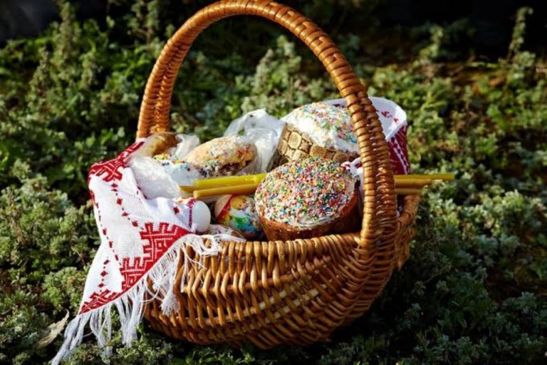 Великдень 2026: священник пояснив, які 7 продуктів обов’язково освятити у кошику Кошик на Великдень