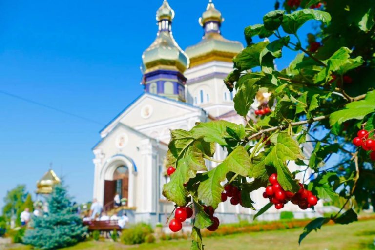 Медовий Спас 2026 відзначатимуть 1 серпня: які традиції та заборони збереглися Церква